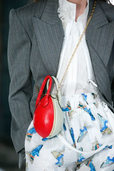 Look 18